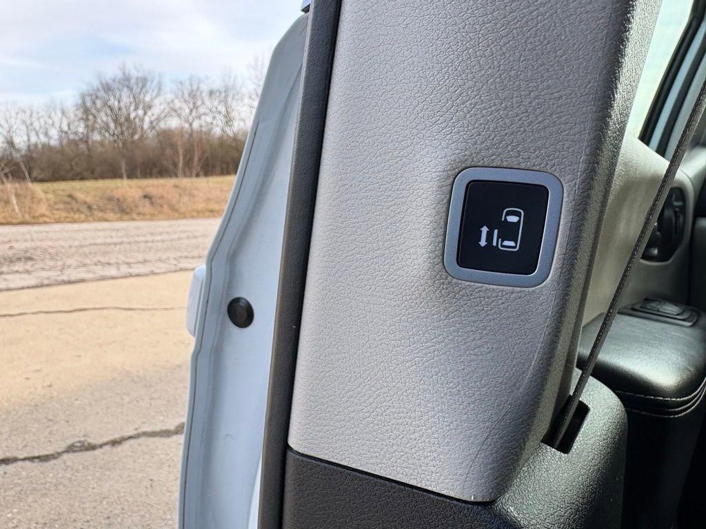 Used 2023 Chrysler Pacifica Touring-L image 43