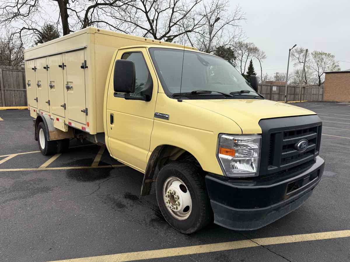 Used 2022 Ford E-450 and Econoline 450 Super Duty RWD image 3