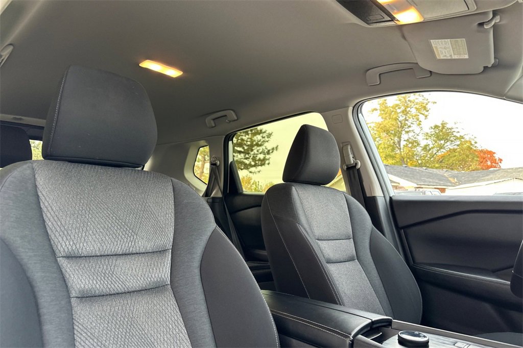 Used 2025 Nissan Rogue SV image 19