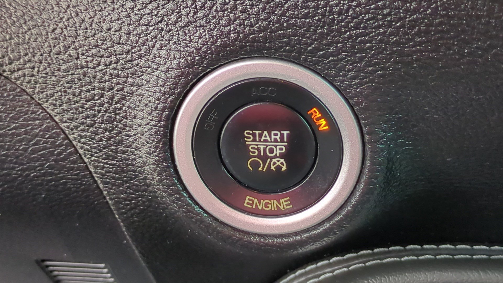 Used 2016 Dodge Challenger SXT RWD image 18
