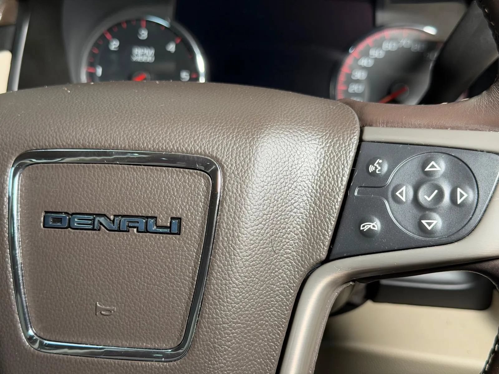 Used 2015 GMC Yukon Denali w/ Premium Package AWD/4WD image 40