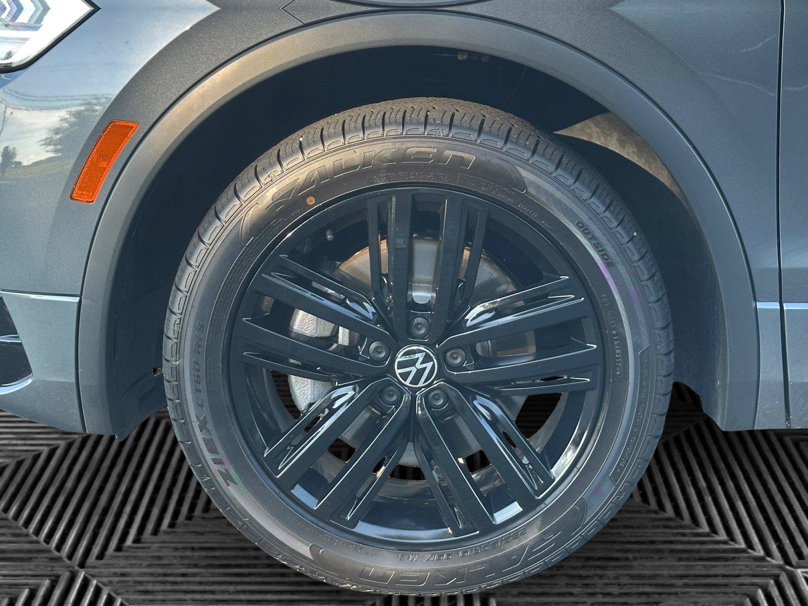 Used 2022 Volkswagen Tiguan SE R-Line AWD/4WD image 9