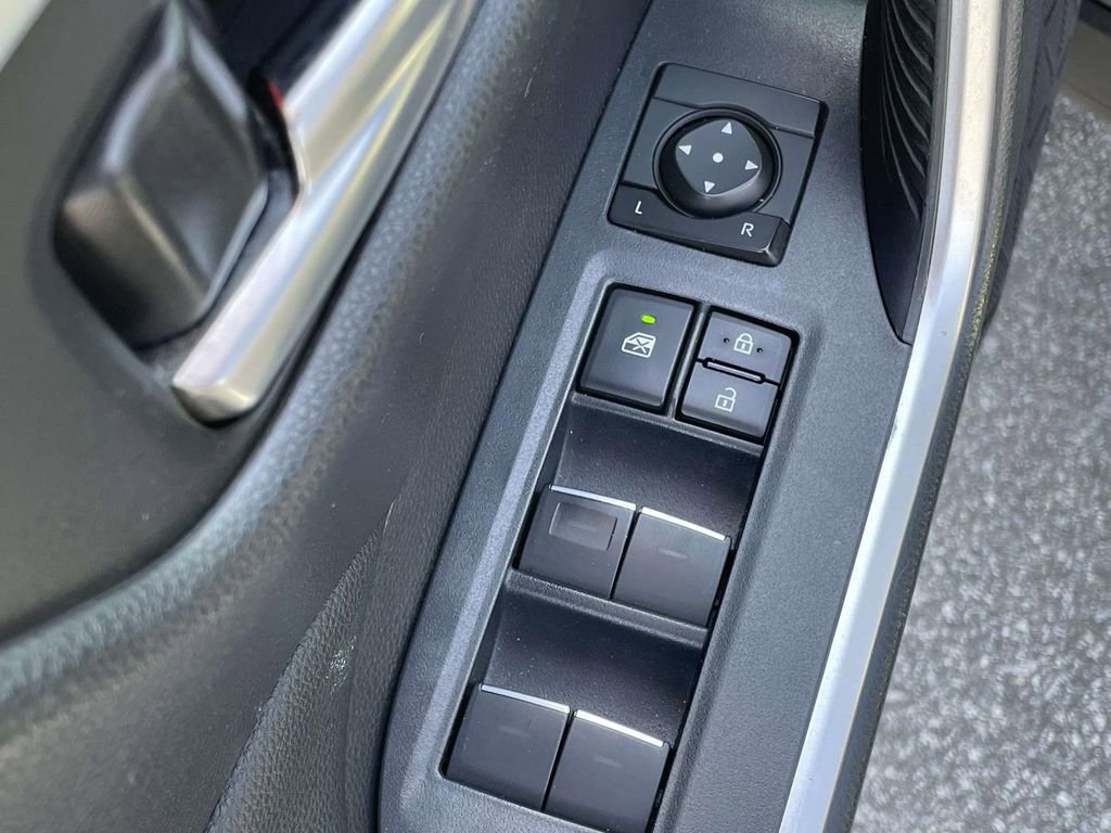 Used 2022 Toyota RAV4 SE image 6