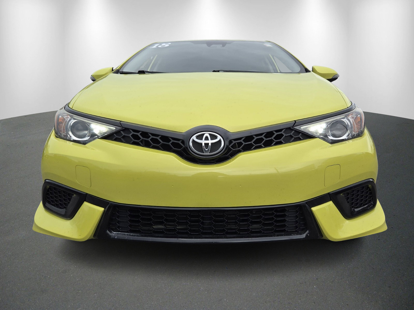 Used 2018 Toyota Corolla iM image 2