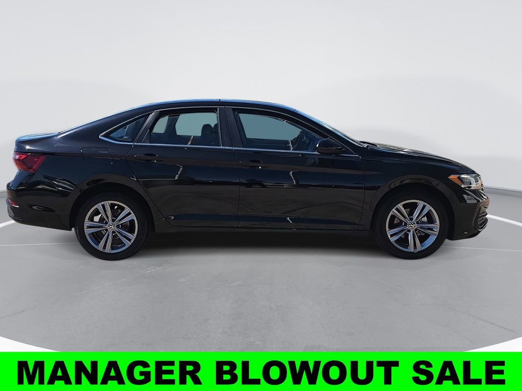 Used 2024 Volkswagen Jetta SE image 2