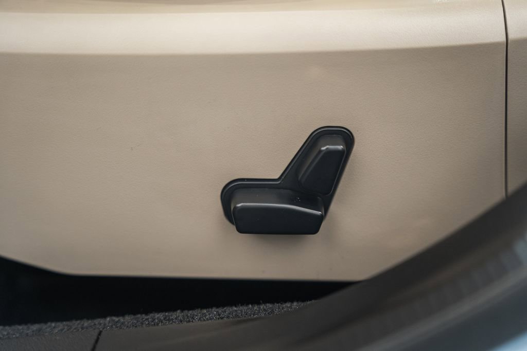 Used 2014 Chrysler 200 LX image 28