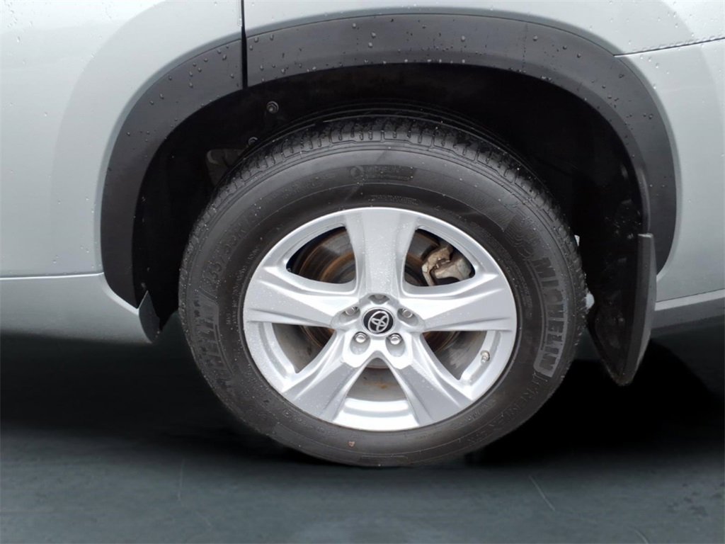 Used 2023 Toyota Highlander L image 11