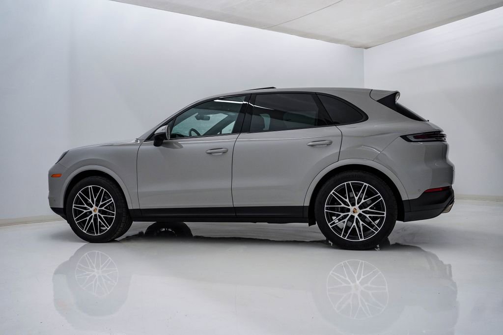 Certified 2025 Porsche Cayenne AWD/4WD image 2