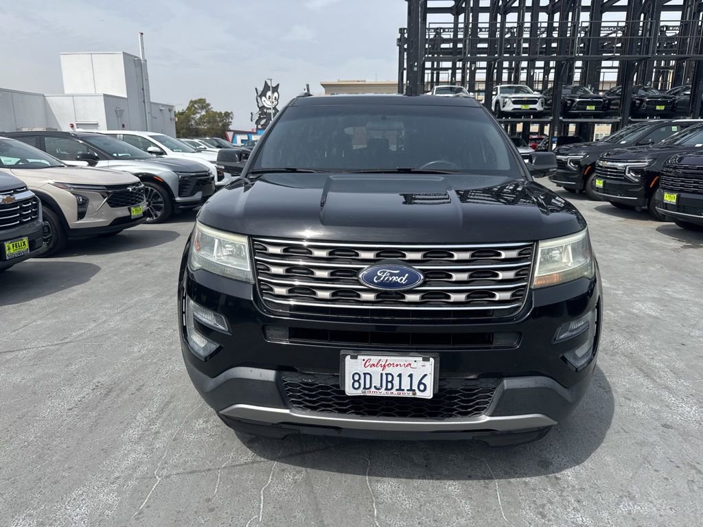 Used 2017 Ford Explorer XLT image 2