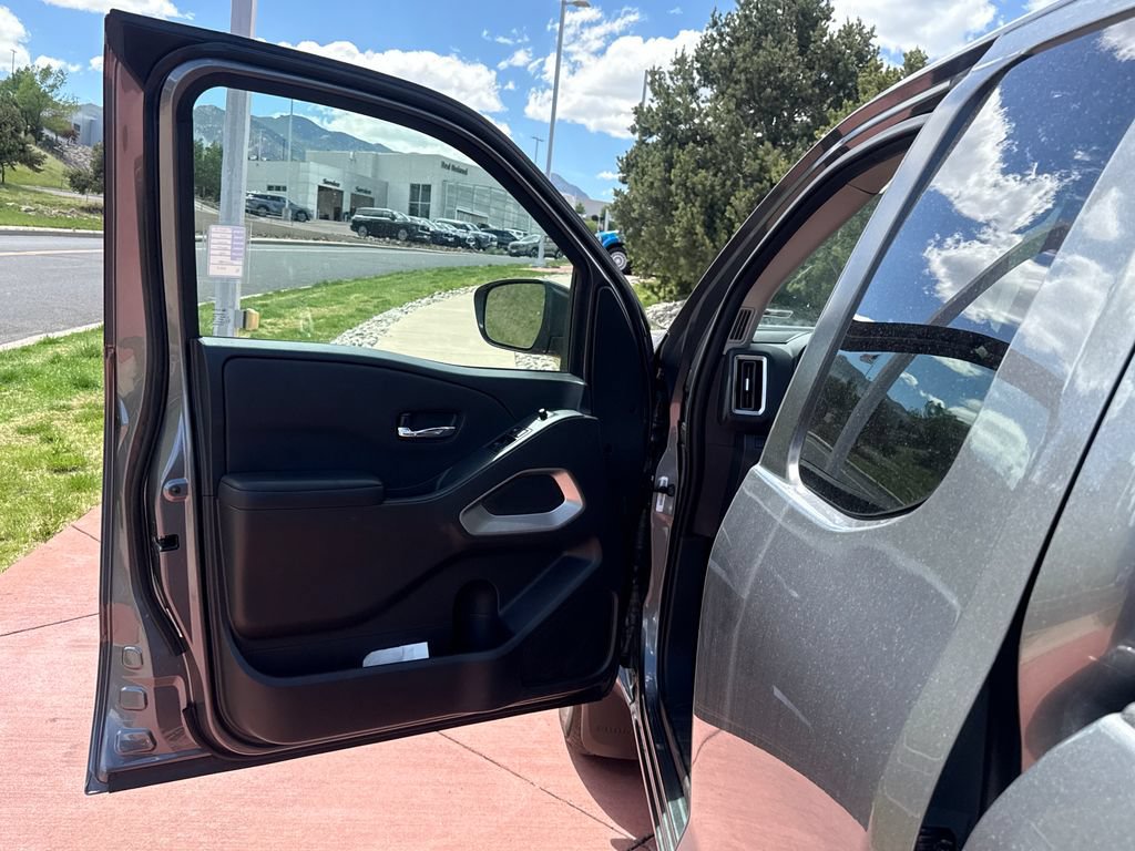 Used 2025 Nissan Frontier SV AWD/4WD image 11