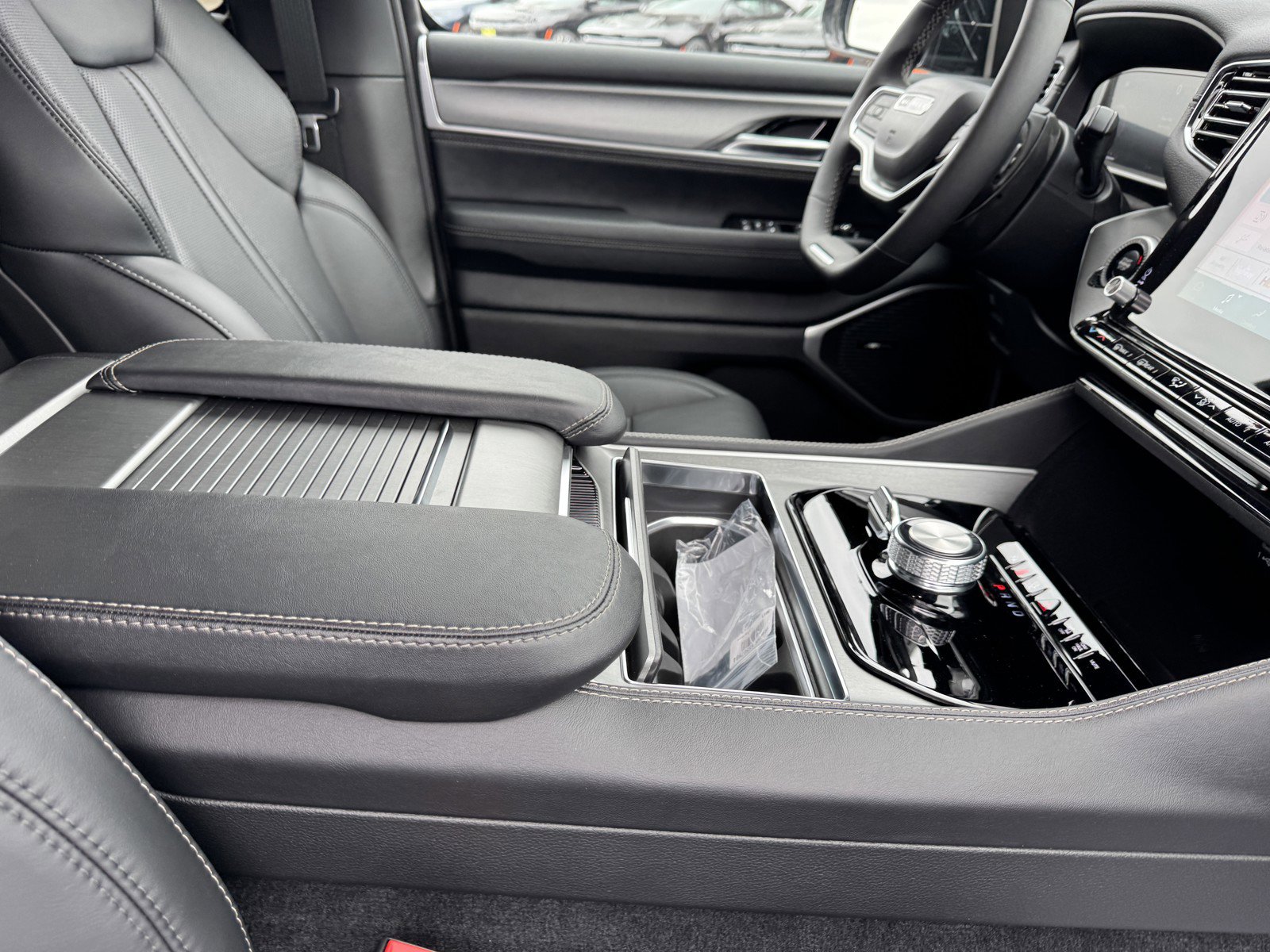 New 2025 Jeep Wagoneer L Series II w/ Premium Group I image 9