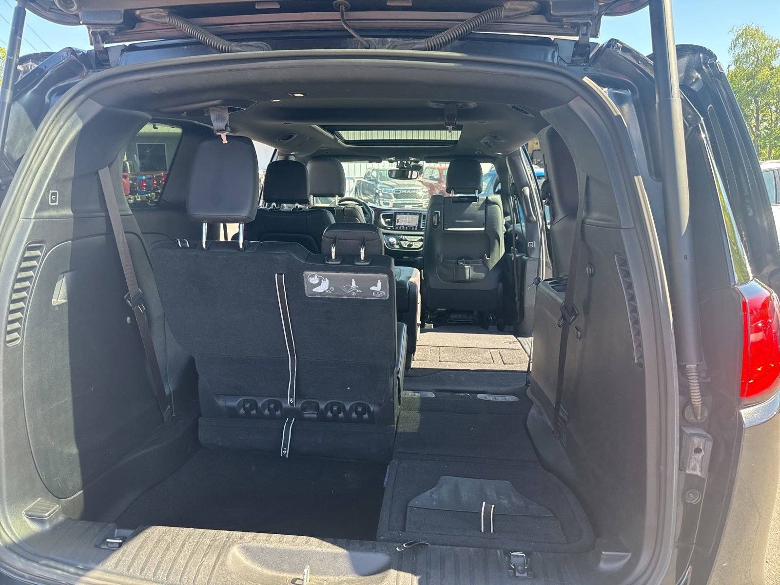 Used 2019 Chrysler Pacifica Touring-L FWD image 22