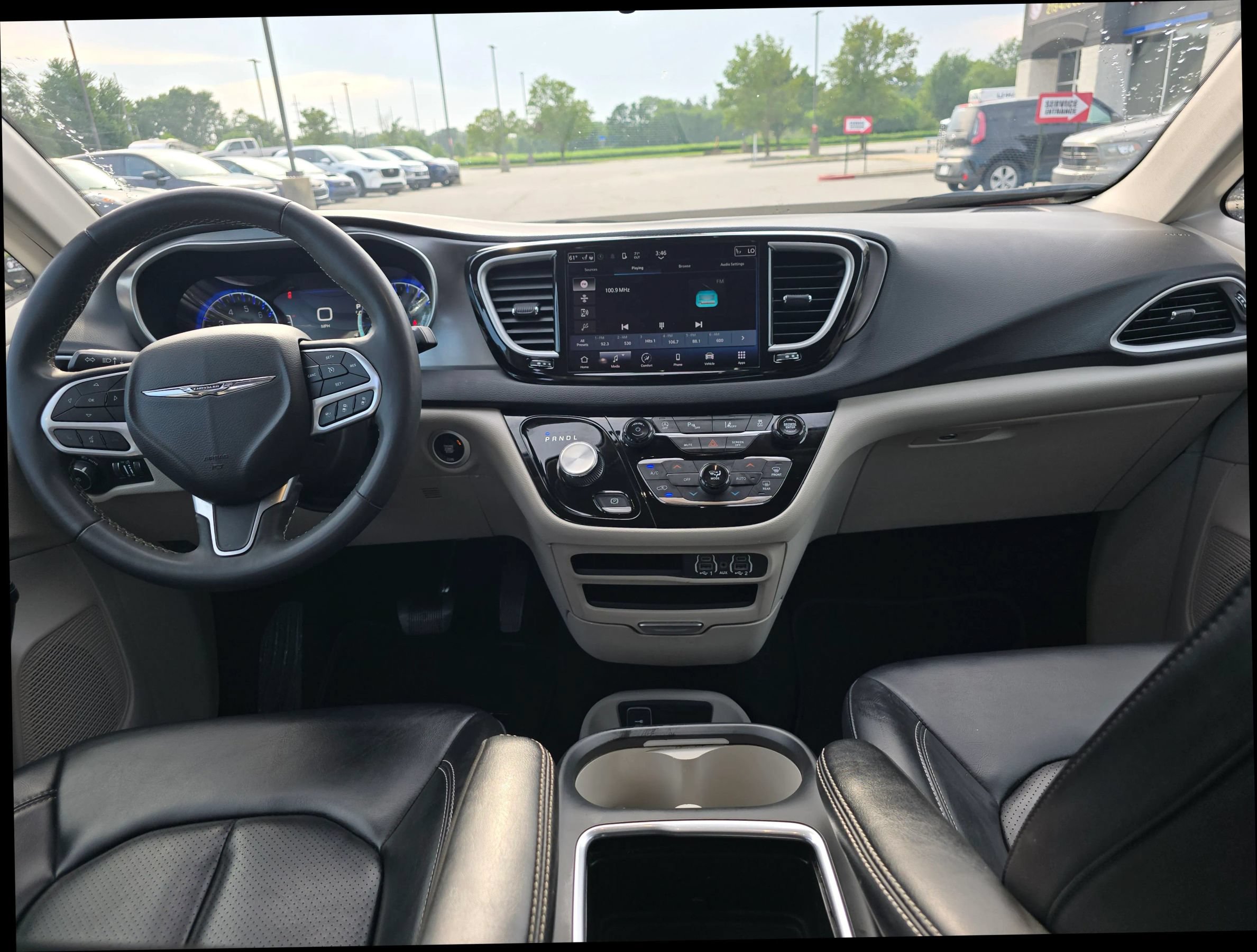 Used 2023 Chrysler Pacifica Touring-L FWD image 13