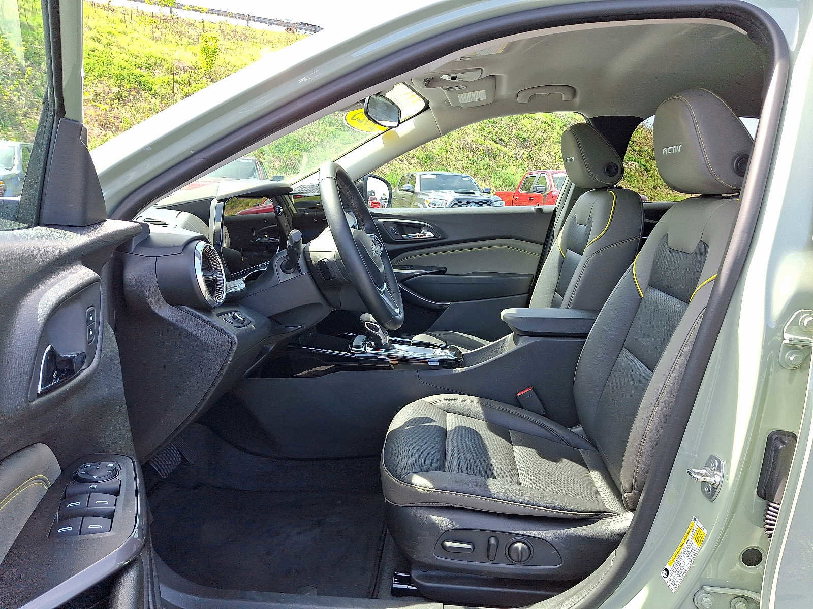 Used 2025 Chevrolet Trax ACTIV FWD image 14