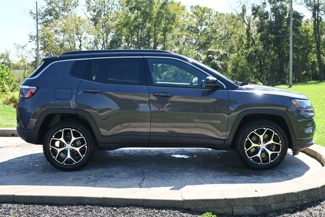 Used 2024 Jeep Compass Limited AWD/4WD image 4