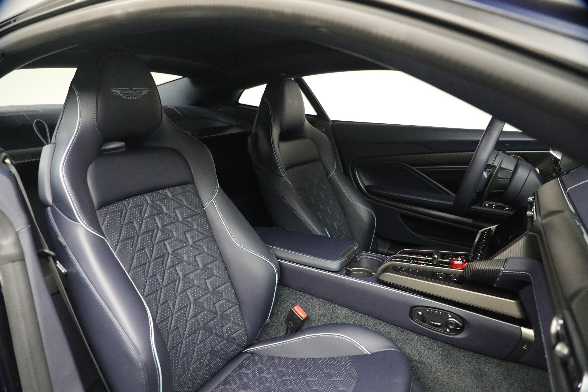 Used 2025 Aston Martin Vanquish RWD image 20