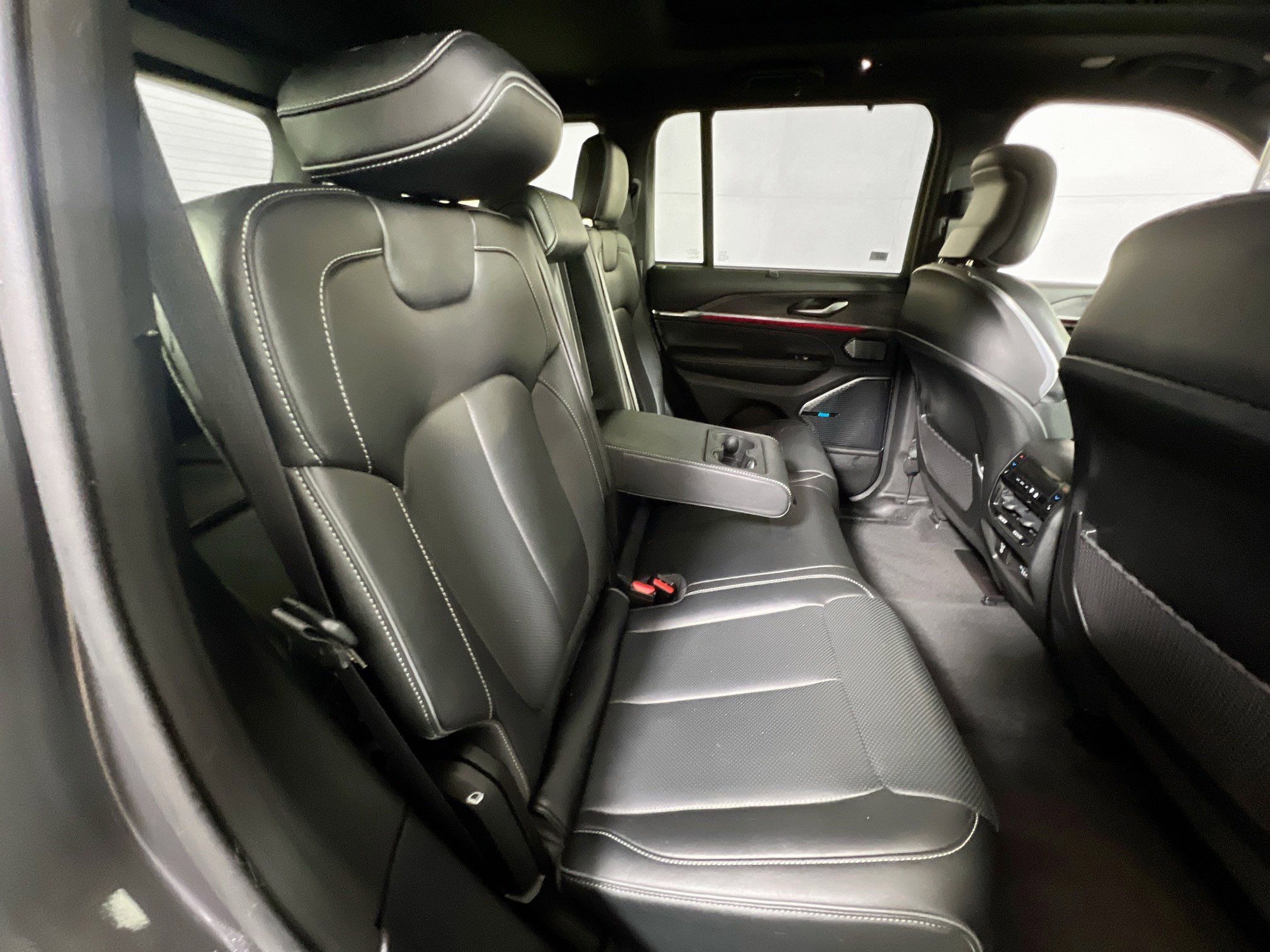 Used 2022 Jeep Grand Cherokee Overland w/ Adv Protech Group III image 29