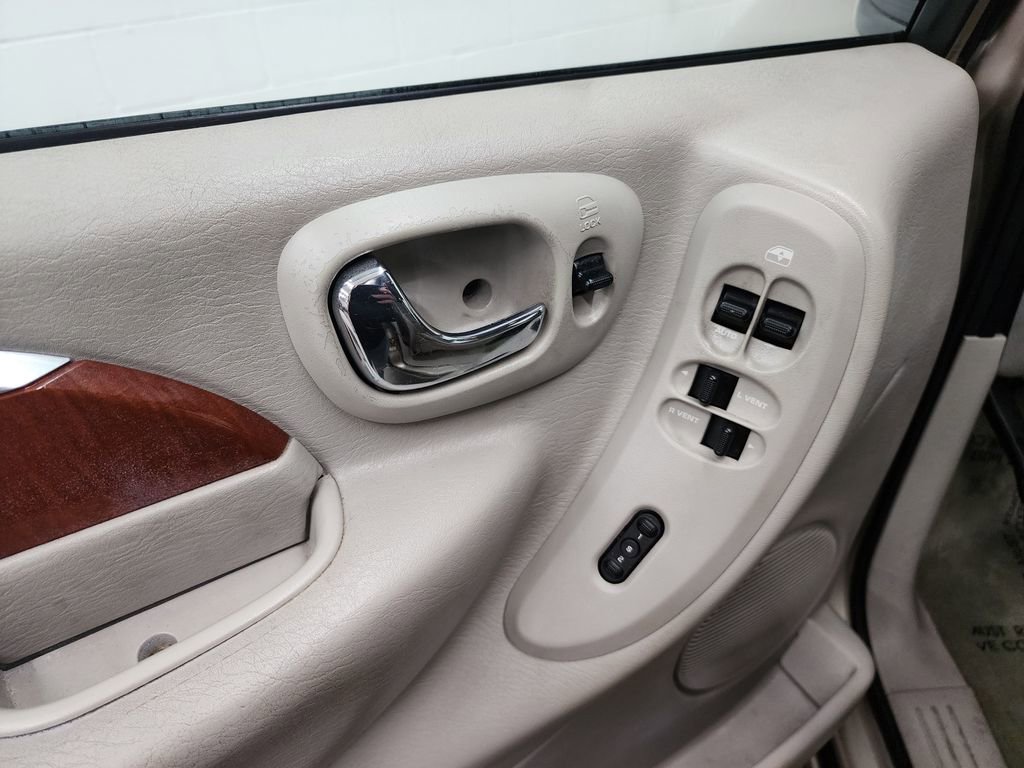 Used 2006 Chrysler Town & Country Limited w/ Trailer Tow Prep Group FWD image 10