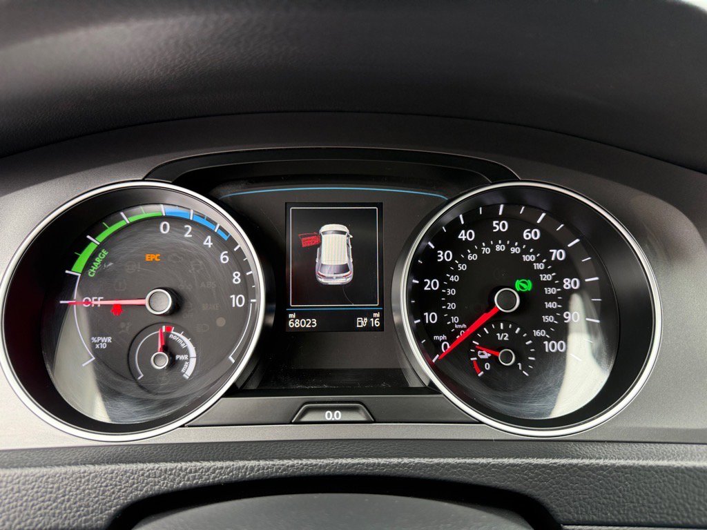 Used 2016 Volkswagen e-Golf SE image 29