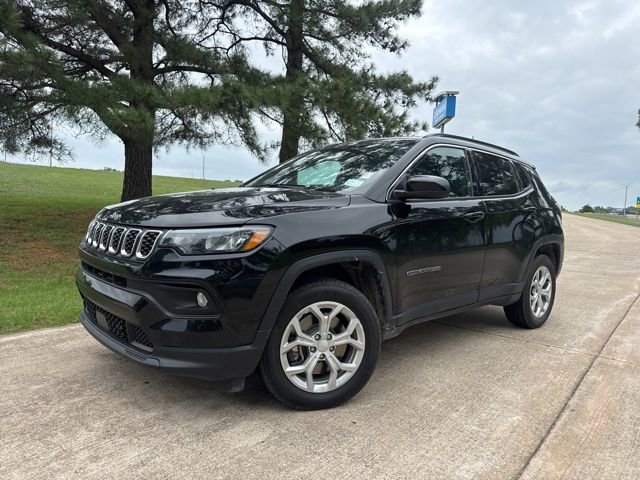 Used 2024 Jeep Compass Latitude image 2