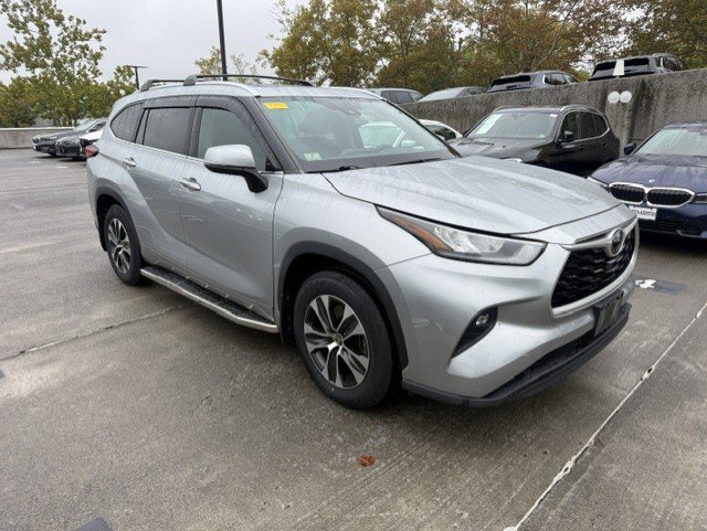 Used 2020 Toyota Highlander XLE AWD/4WD image 2