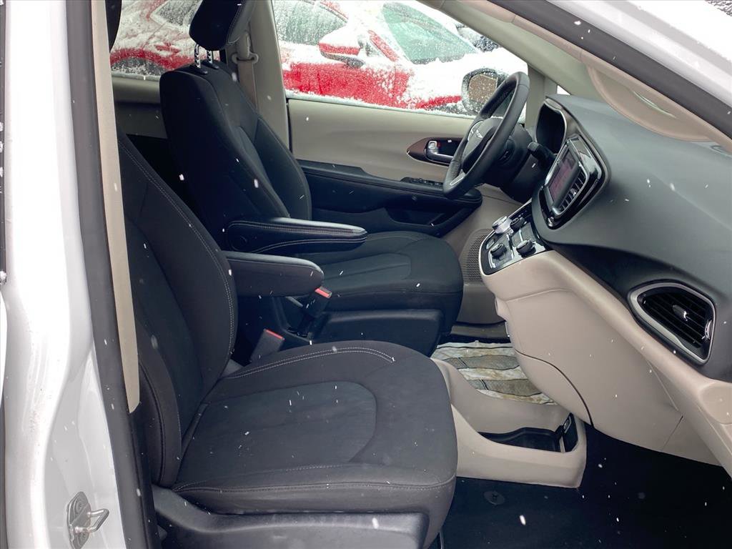 Used 2022 Chrysler Voyager LX image 21
