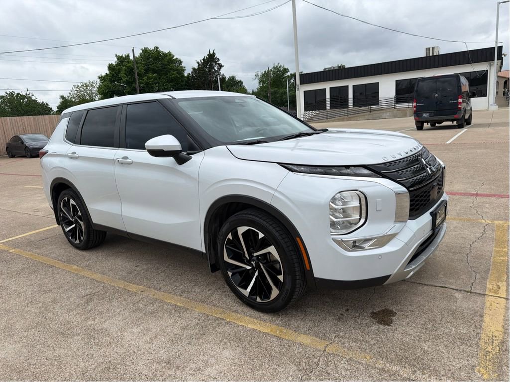 Used 2023 Mitsubishi Outlander SE image 2