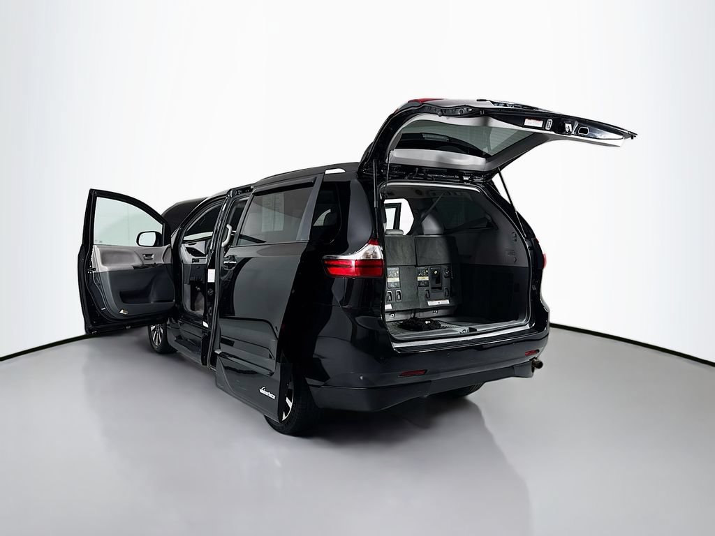 Used 2018 Toyota Sienna Limited FWD image 25
