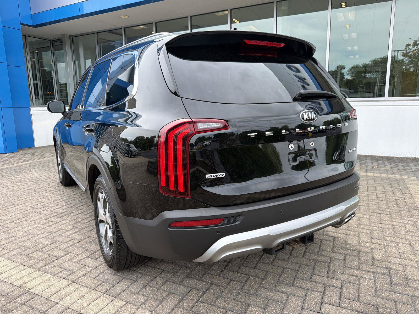 Used 2020 Kia Telluride EX w/ Towing Package AWD/4WD image 3