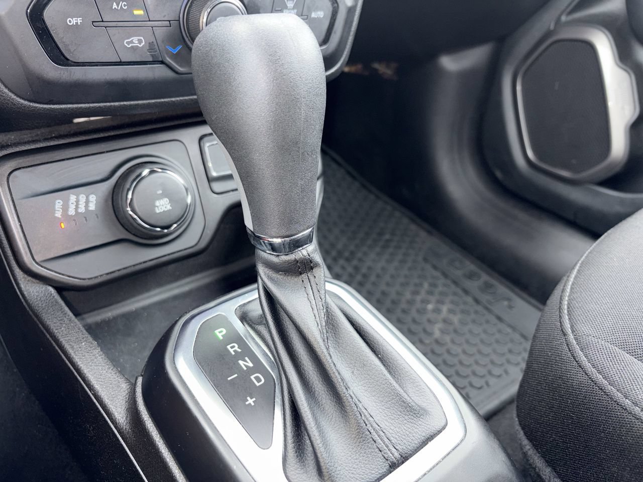 Used 2023 Jeep Renegade Latitude AWD/4WD image 9