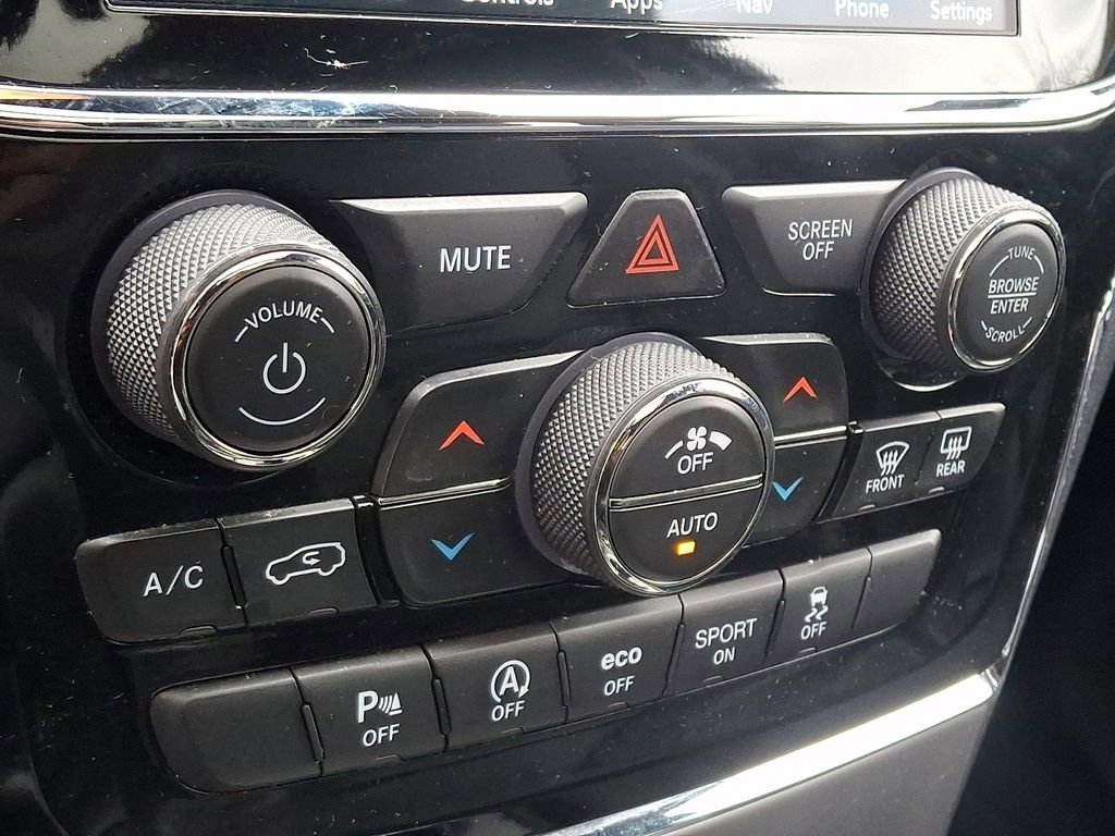 Used 2020 Jeep Grand Cherokee Limited w/ Luxury Group II image 17