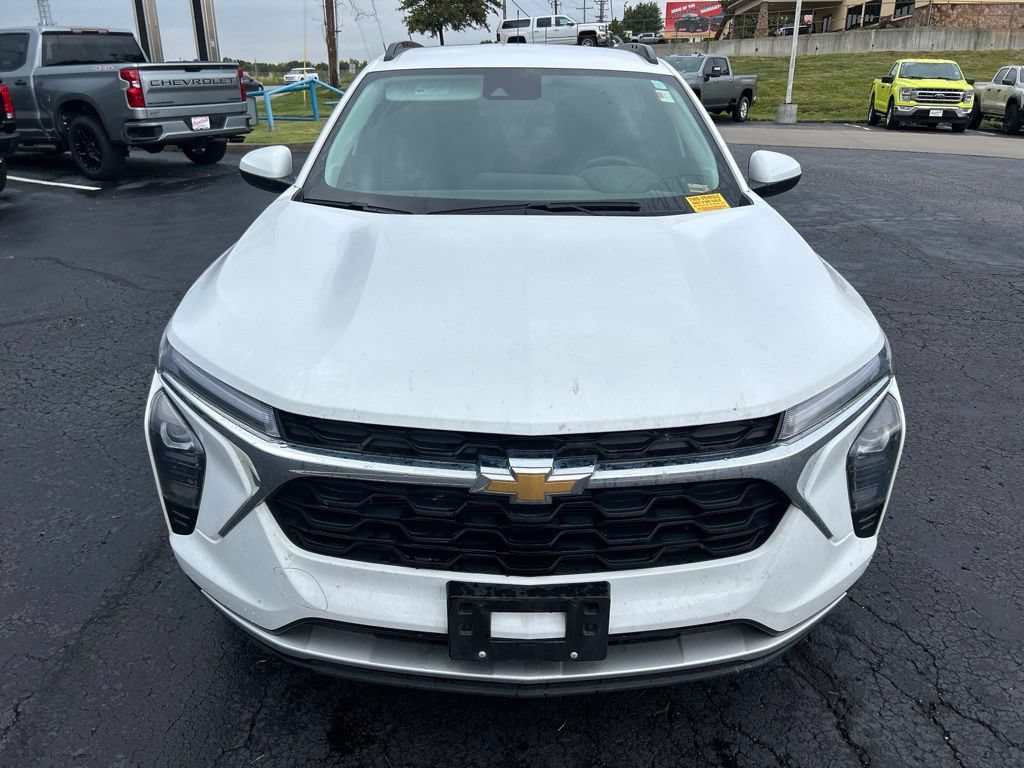 Used 2025 Chevrolet Trax LT w/ Driver Confidence Package FWD image 2
