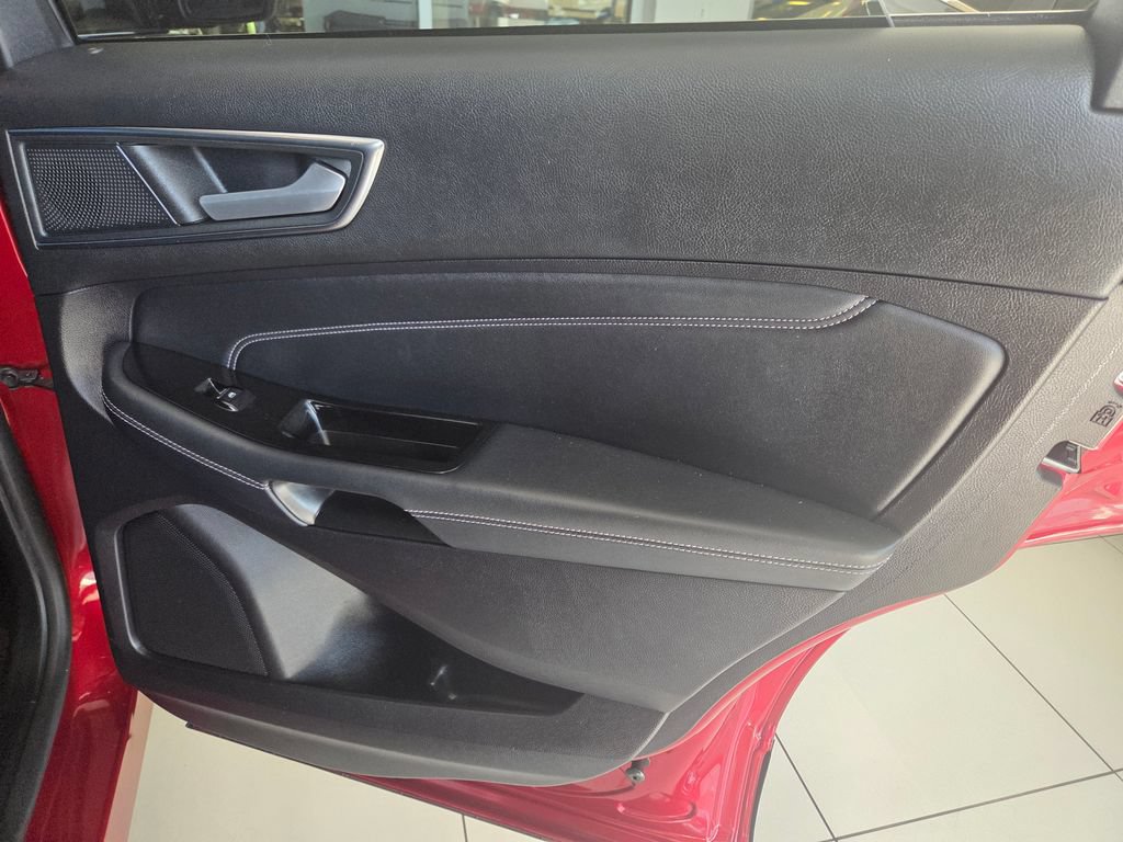 Used 2019 Ford Edge Titanium w/ Cold Weather Package AWD/4WD image 23