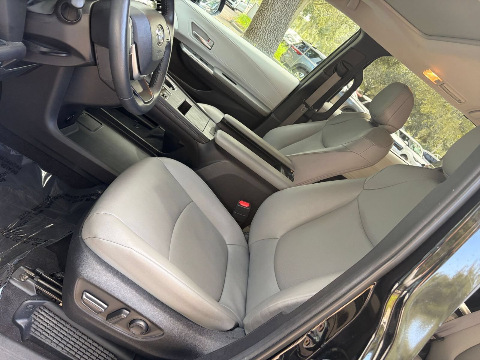 Used 2025 Toyota Sienna XLE FWD image 39