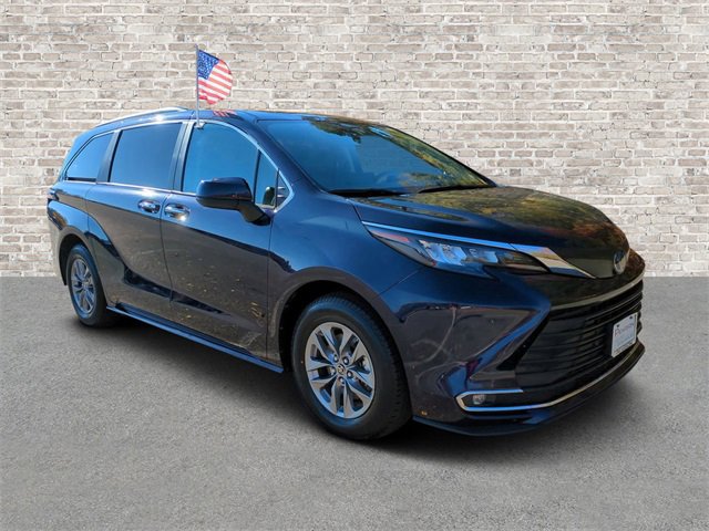 Used 2024 Toyota Sienna XLE image 1