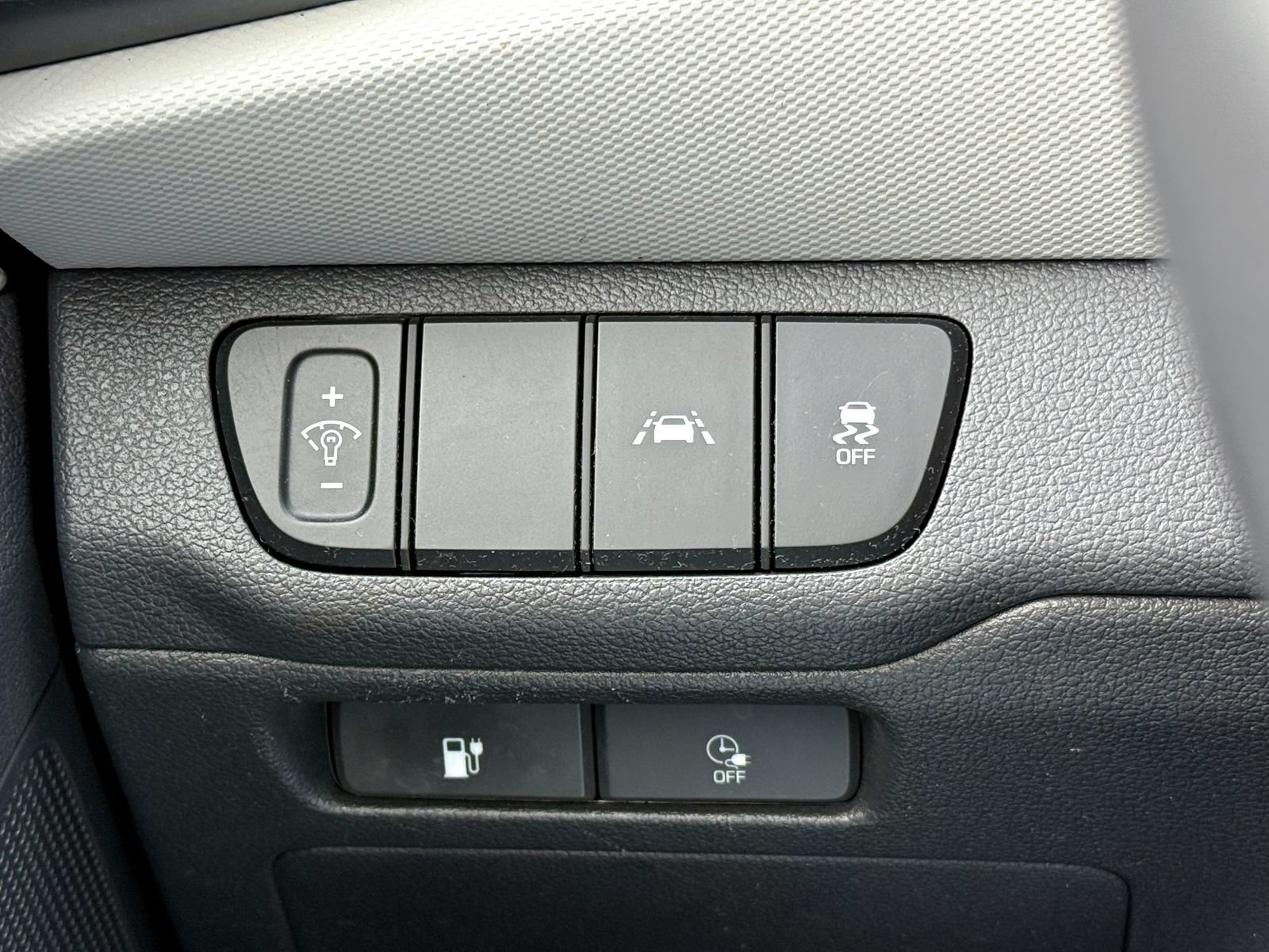 Used 2020 Hyundai Ioniq SE FWD image 29