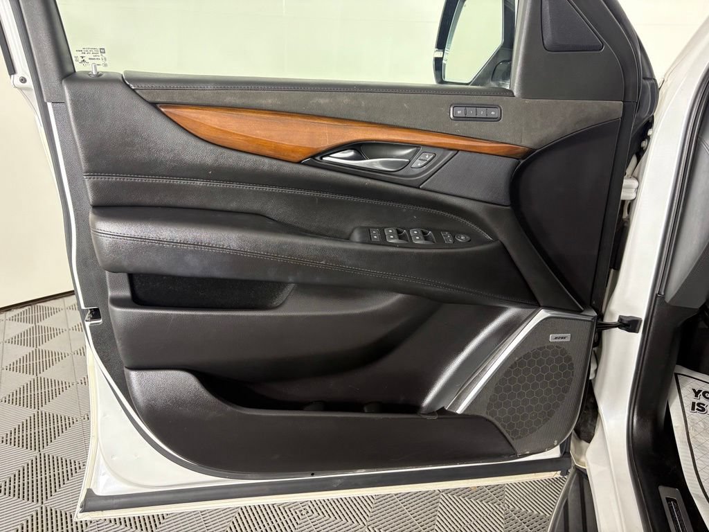Used 2019 Cadillac Escalade Luxury AWD/4WD image 12