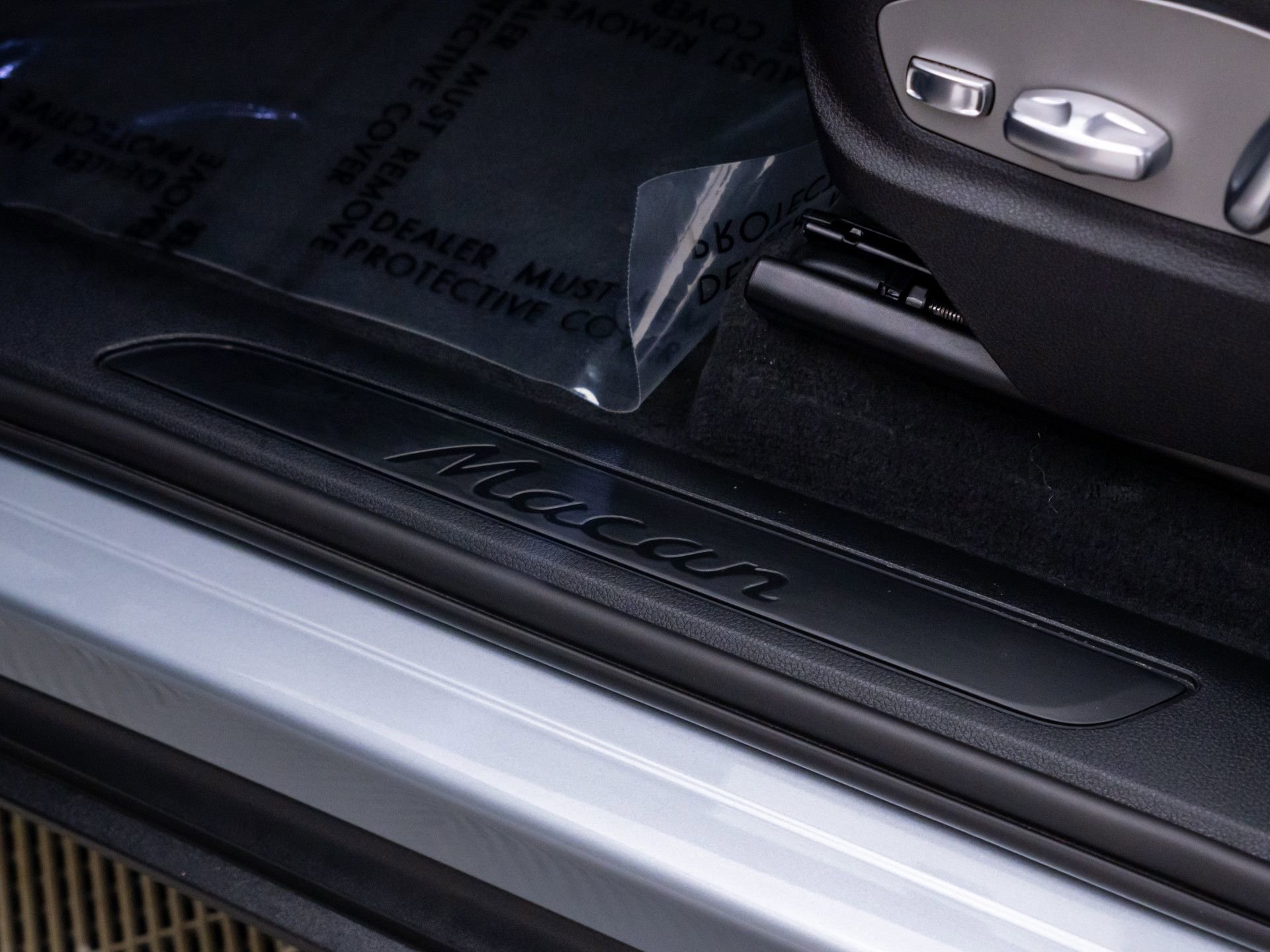 Certified 2026 Porsche Macan AWD/4WD image 16
