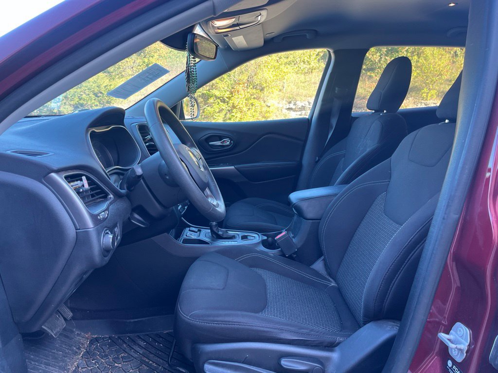 Used 2021 Jeep Cherokee Latitude FWD image 11