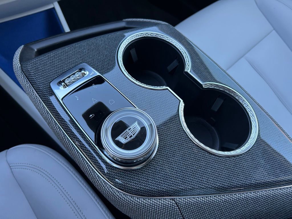 Used 2025 Cadillac Optiq Luxury 1 AWD/4WD image 38