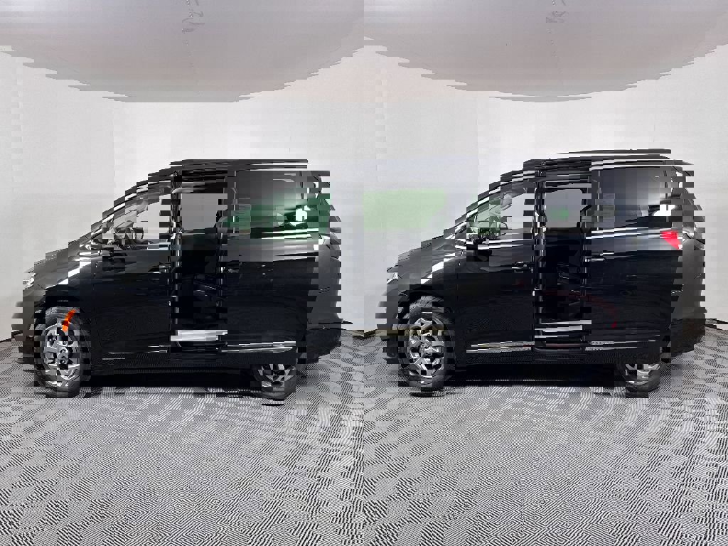 Used 2023 Chrysler Pacifica Limited image 11