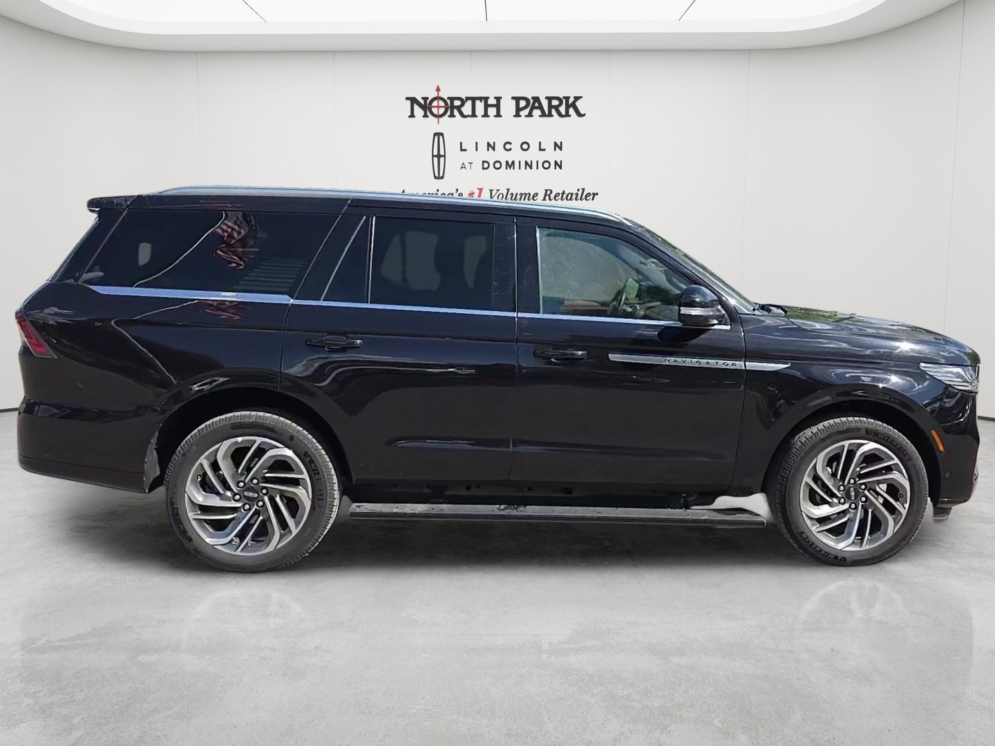 Used 2025 Lincoln Navigator Reserve AWD/4WD image 6