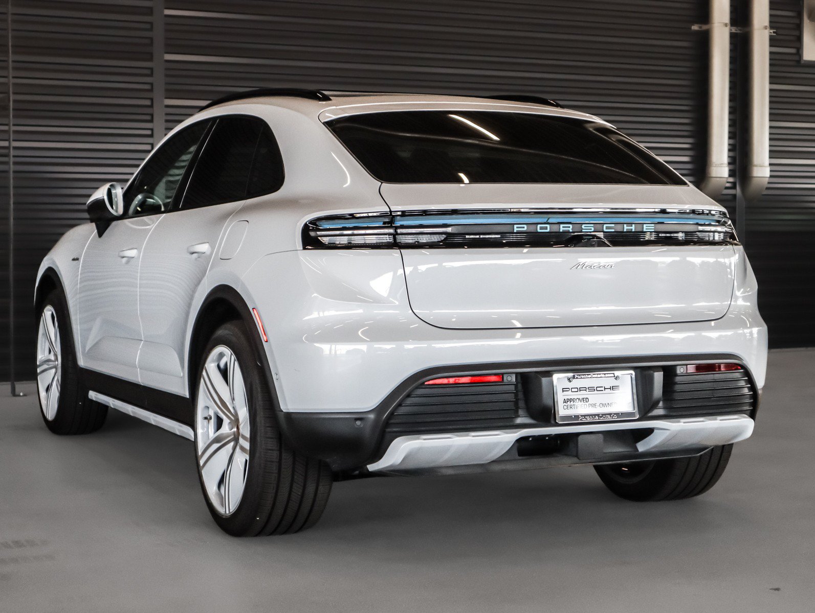 Used 2025 Porsche Macan Electric RWD image 3