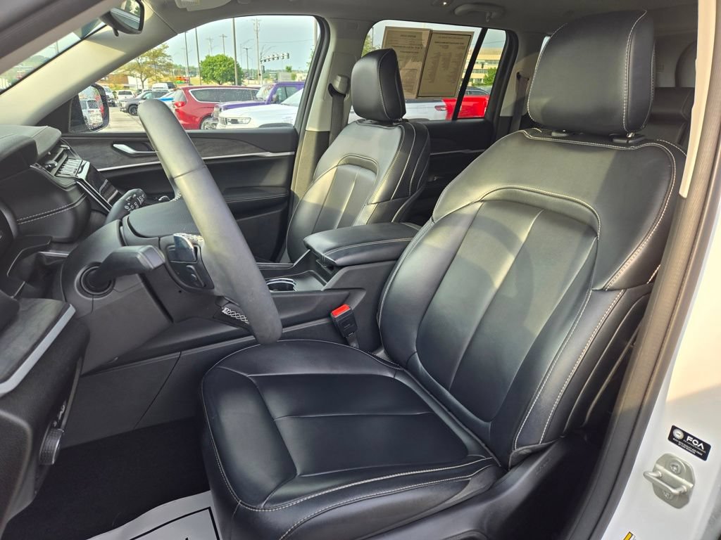 Used 2023 Jeep Grand Cherokee Limited AWD/4WD image 15