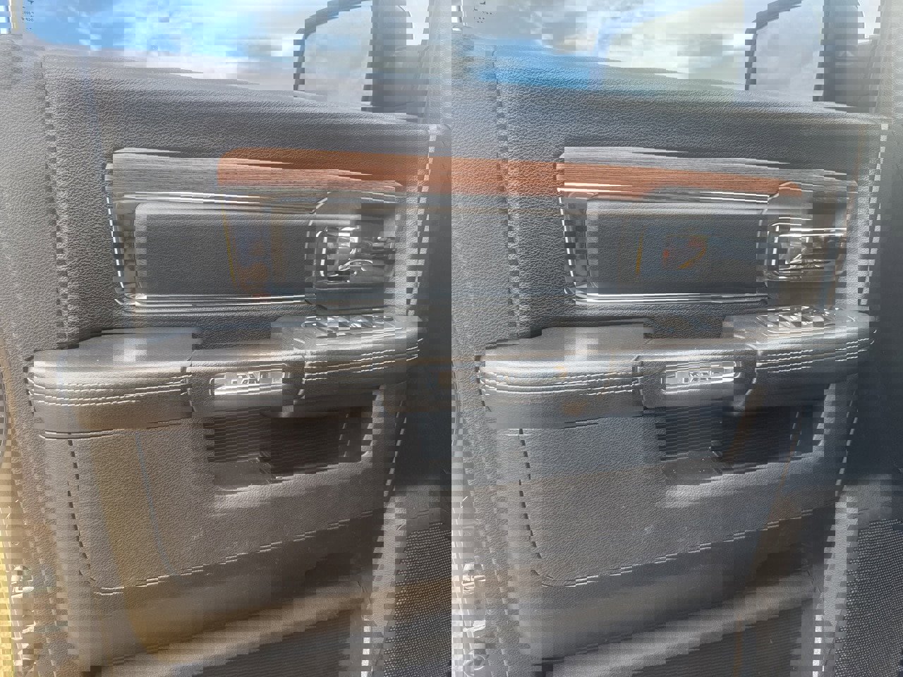 Used 2017 RAM 1500 Laramie image 23