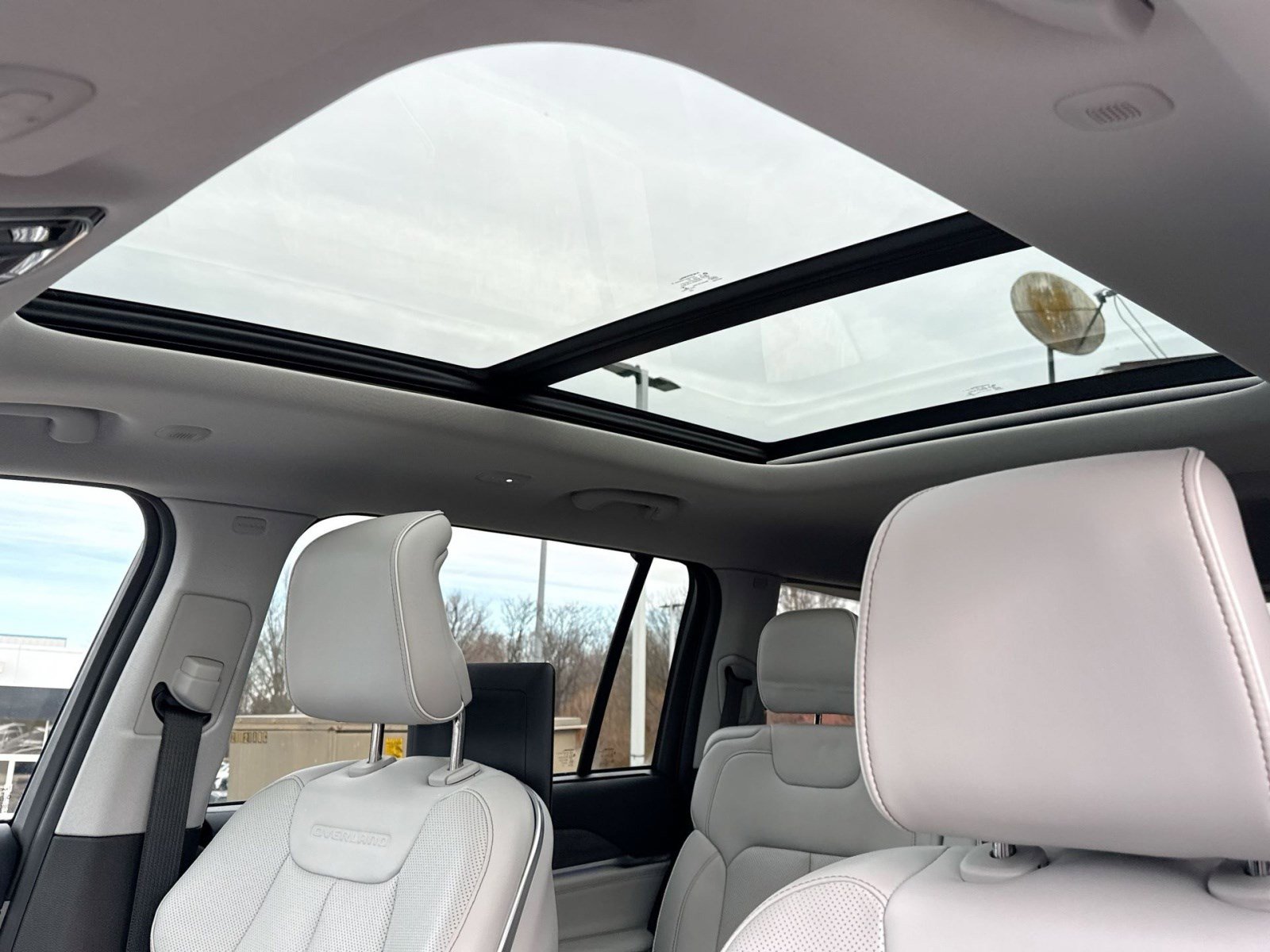 Used 2023 Jeep Grand Cherokee L Overland w/ Advanced Protech Group III image 24