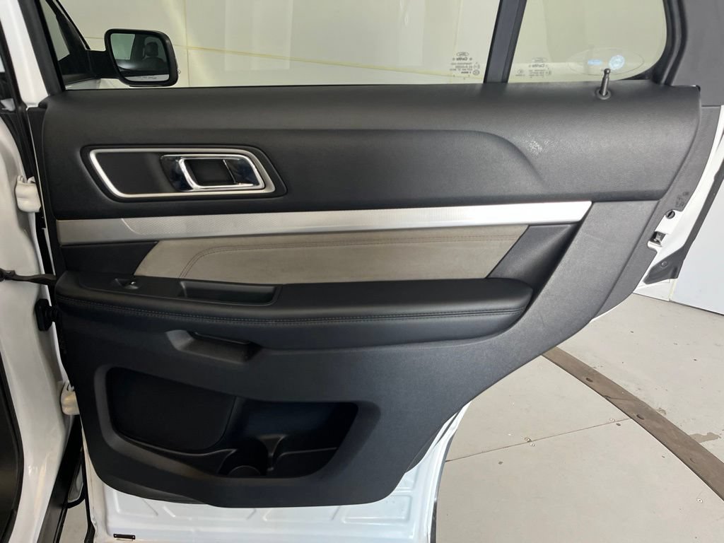 Used 2017 Ford Explorer XLT w/ Equipment Group 202A AWD/4WD image 28