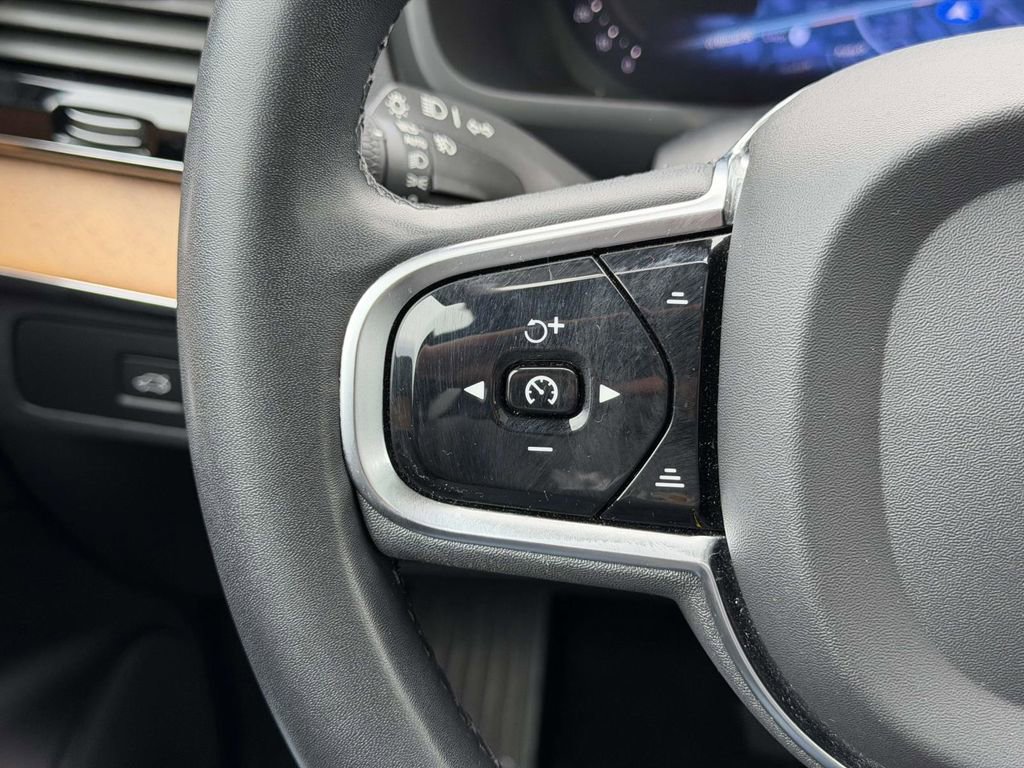 Used 2023 Volvo XC90 B5 Plus AWD/4WD image 9