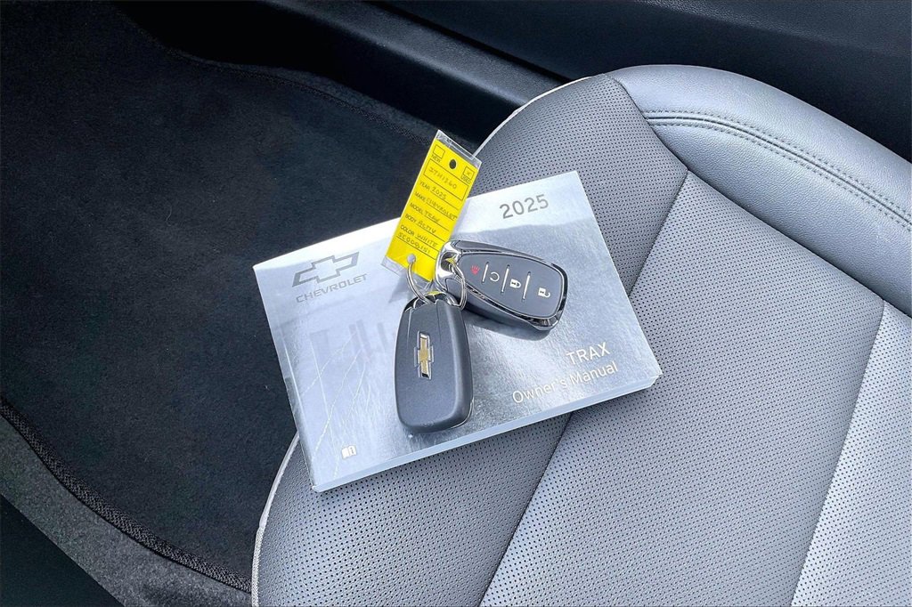 Used 2025 Chevrolet Trax ACTIV w/ Sunroof Package image 11