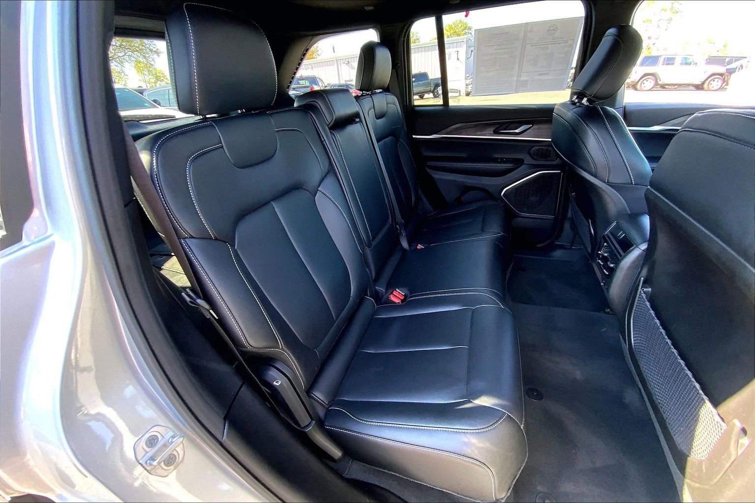 Certified 2025 Jeep Grand Cherokee Limited w/ Black Appearance Package AWD/4WD image 19